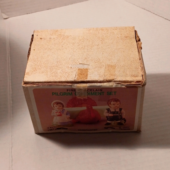 Vintage Pilgrim Condiment Set Napkin Salt & Pepper Shakers Taiwan - Picture 2 of 9